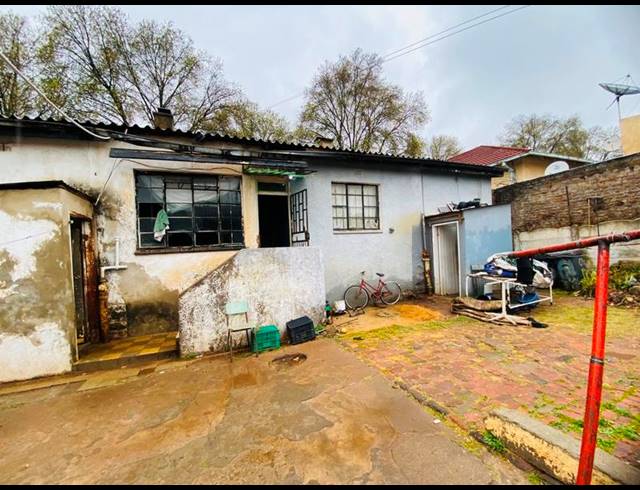 6 BEDROOM HOUSE FOR SALE IN BEZUIDENHOUT VALLEY